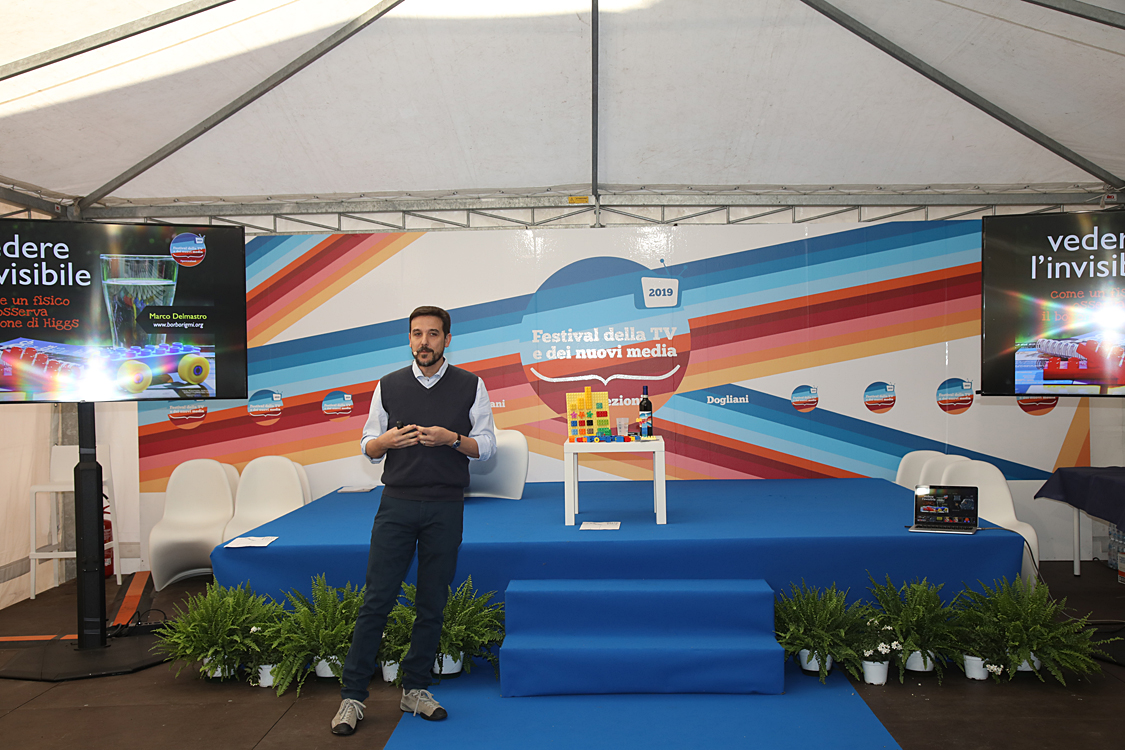 Festival della TV e dei Nuovi Media 2019_121.jpg - La Fisica nel quotidiano - Con Marco Delmastro  fisico delle particelle che lavora all’esperimento ATLAS al CERN di Ginevra,  affronteremo un viaggio attraverso i fondamenti, le motivazioni e la quotidianità della fisica delle particelle,  un viaggio che, grazie alla sua capacità di divulgazione, diventa accessibile a tutti.